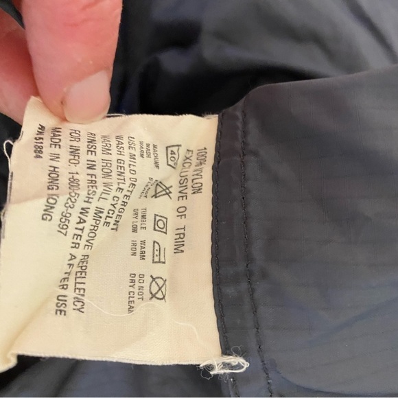 Patagonia pull over windbreaker with front pouch - Picture 5 of 7